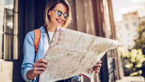 Kobieta z papierową mapą w mieście