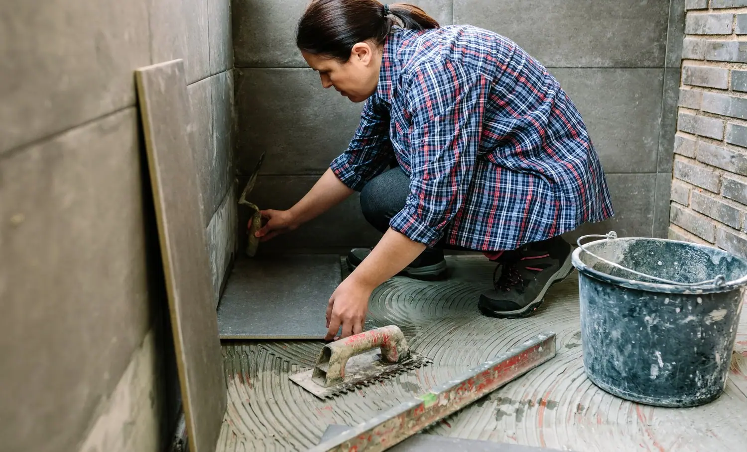 Montaż płytek ceramicznych w łazience - praktyczny poradnik dla początkujących